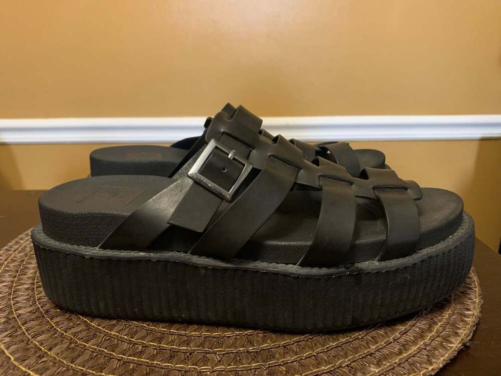 T.U.K. Black Leather Platform Creeper Fisherman Sandals Size 8